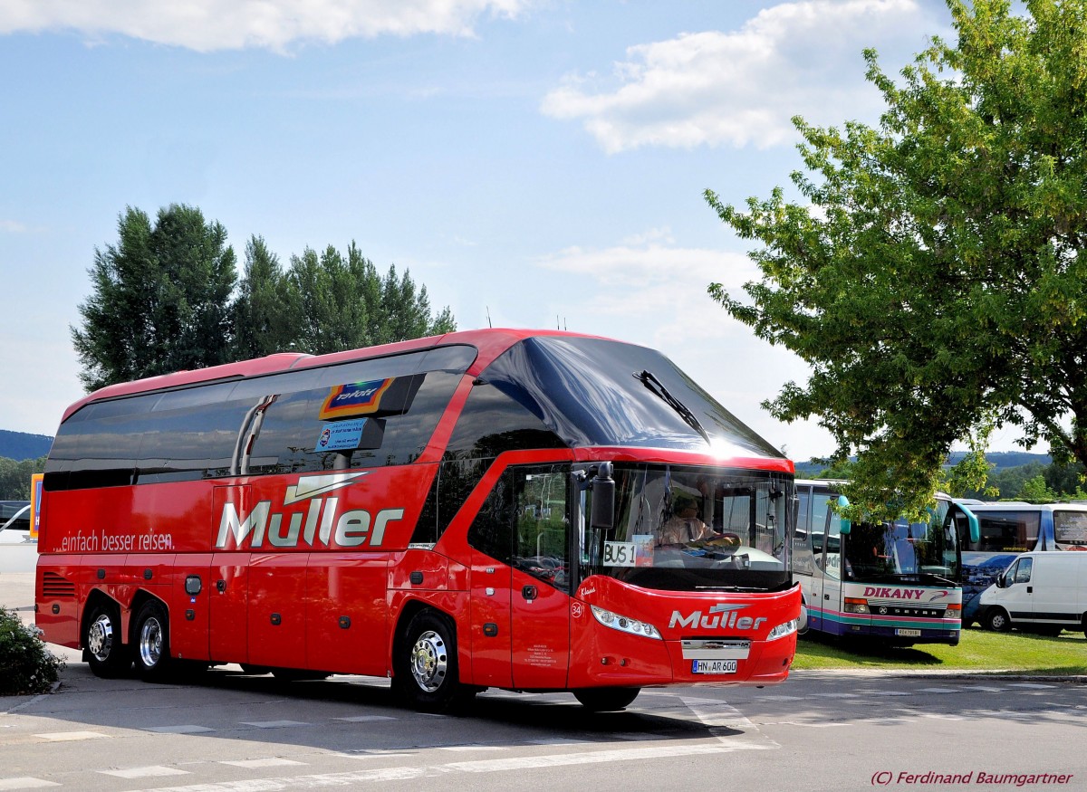 NEOPLAN STARLINER von M�LLER Reisen aus Deutschland am 13.7.2013 in Krems unterwegs.
