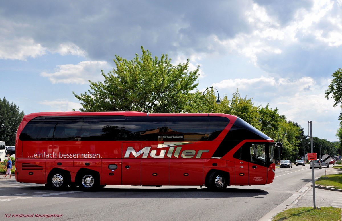 NEOPLAN STARLINER von M�LLER Reisen aus Deutschland am 13.7.2013 in Krems unterwegs.
