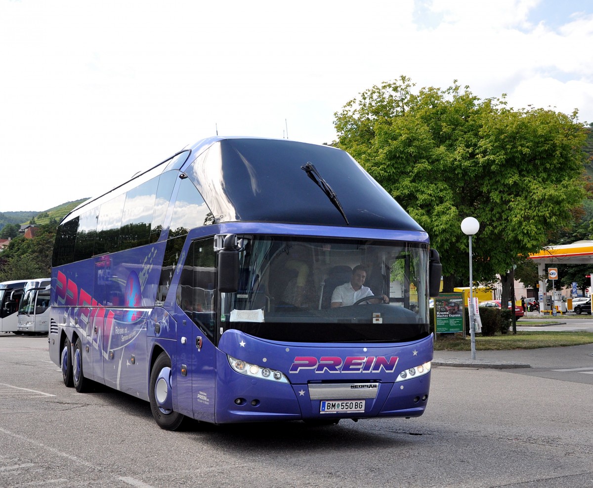 Neoplan Starliner von Prein Komfortreisen aus Bruck an der Mur in der Steiermark/Österreich im Juni 2015 in Krems.
Liebe Grüße an die  Starliner Hexe  und den Fahrer!