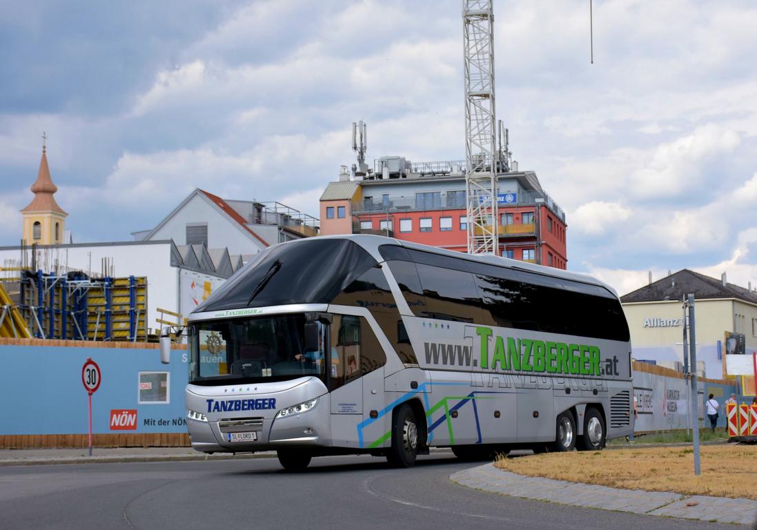 Neoplan Starliner von Tanzberger Reisen aus �sterreich in Krems.
