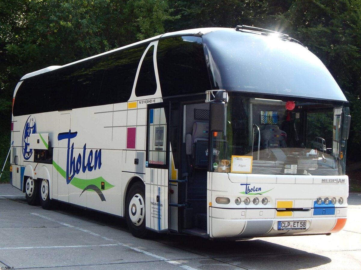 Neoplan Starliner von Tholen aus Deutschland in Sassnitz.