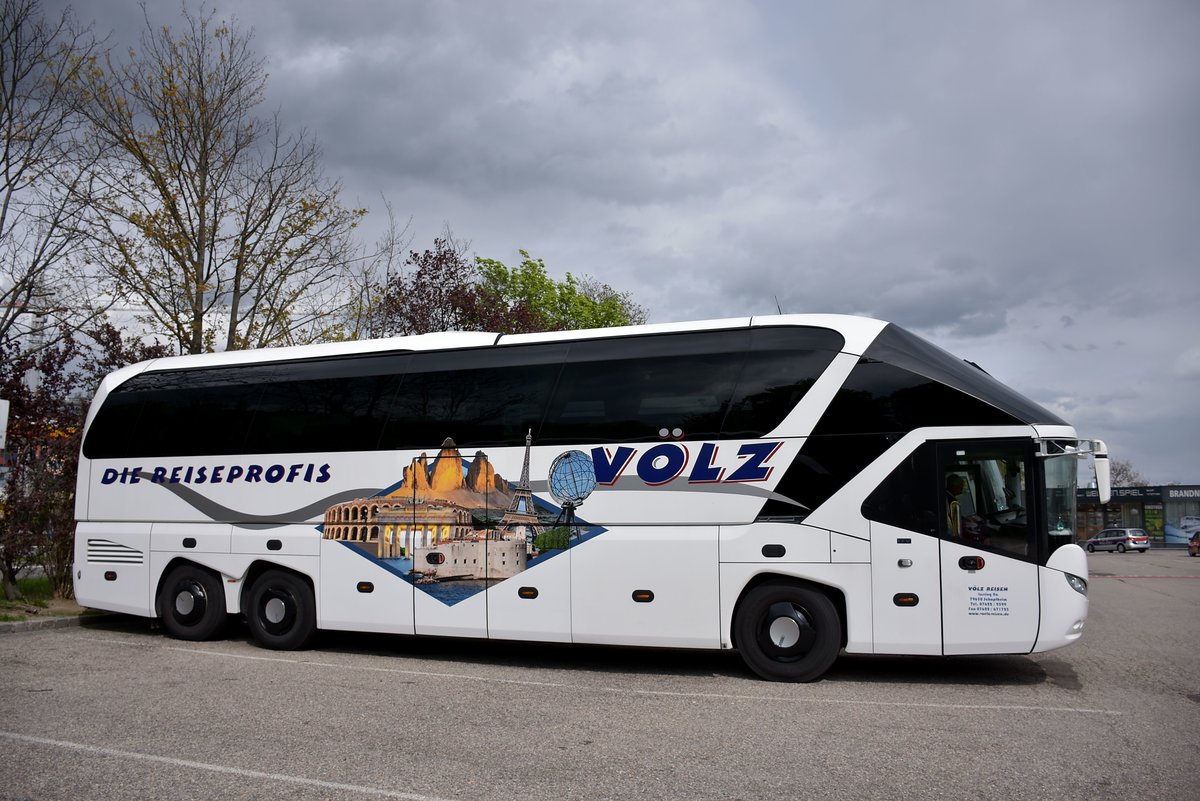 Neoplan Starliner von V�LZ Reisen aus der BRD in Krems.