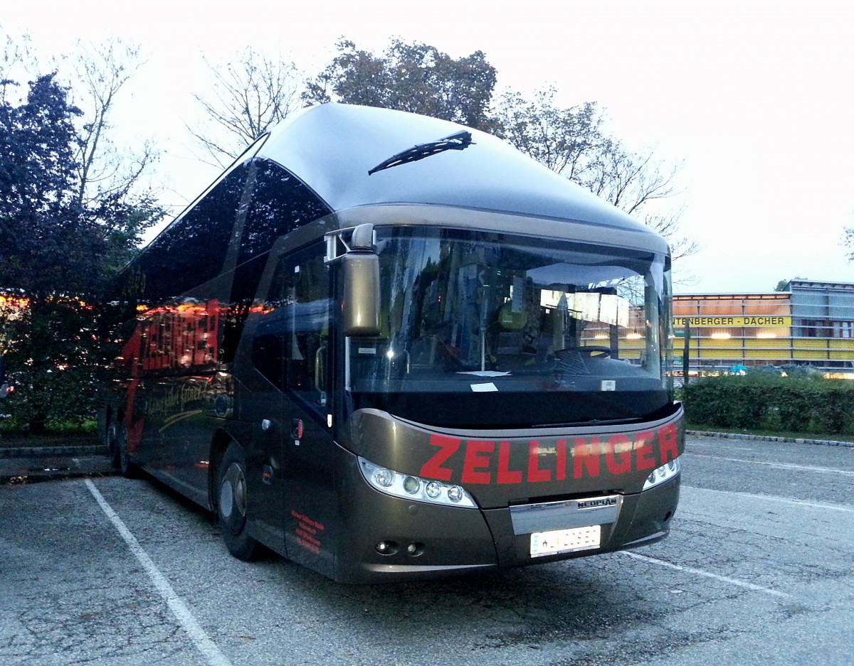 Neoplan Starliner von Zellinger Reisen aus �sterreich am 13.9.2014 in Krems gesehen.