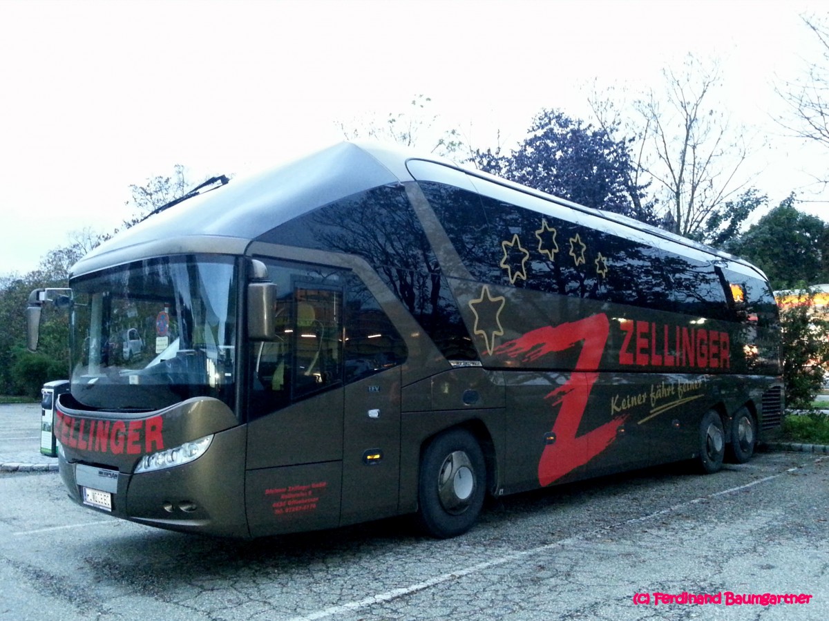 Neoplan Starliner von Zellinger Reisen aus �sterreich am 13.9.2014 in Krems gesehen.