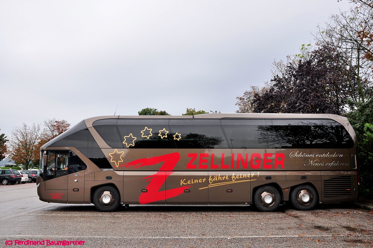 Neoplan Starliner von Zellinger Reisen aus �sterreich am 14.9.2014 in Krems gesehen.