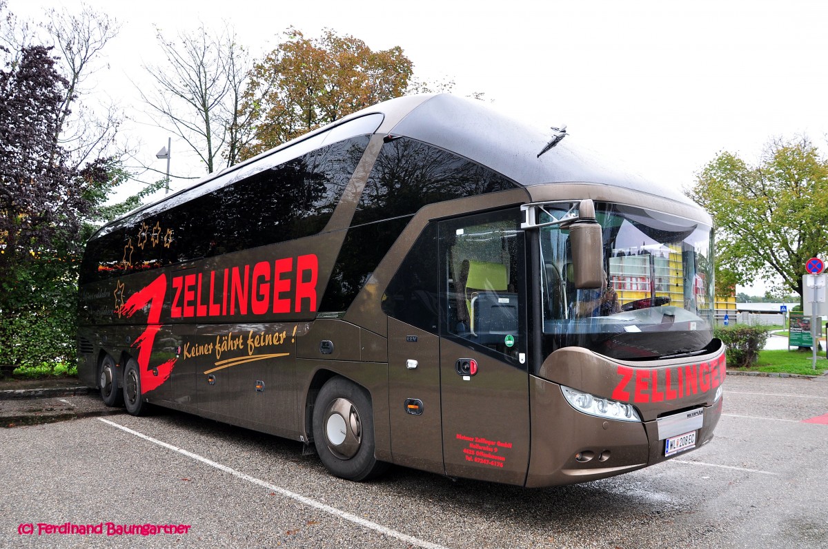Neoplan Starliner von Zellinger Reisen aus �sterreich am 14.9.2014 in Krems gesehen.