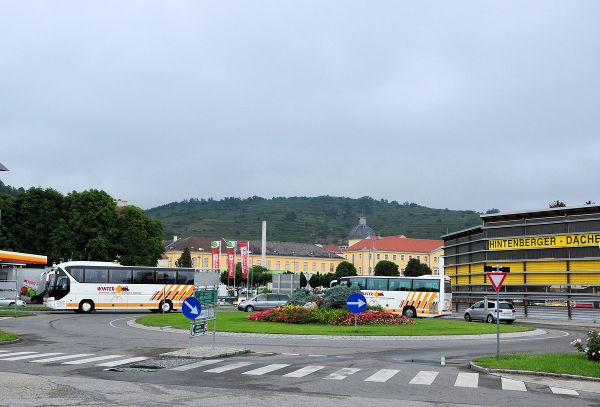 Neoplan Tourliner und ein Mercedes O 404 von Winter Reisen aus �sterreich in Krems unterwegs.