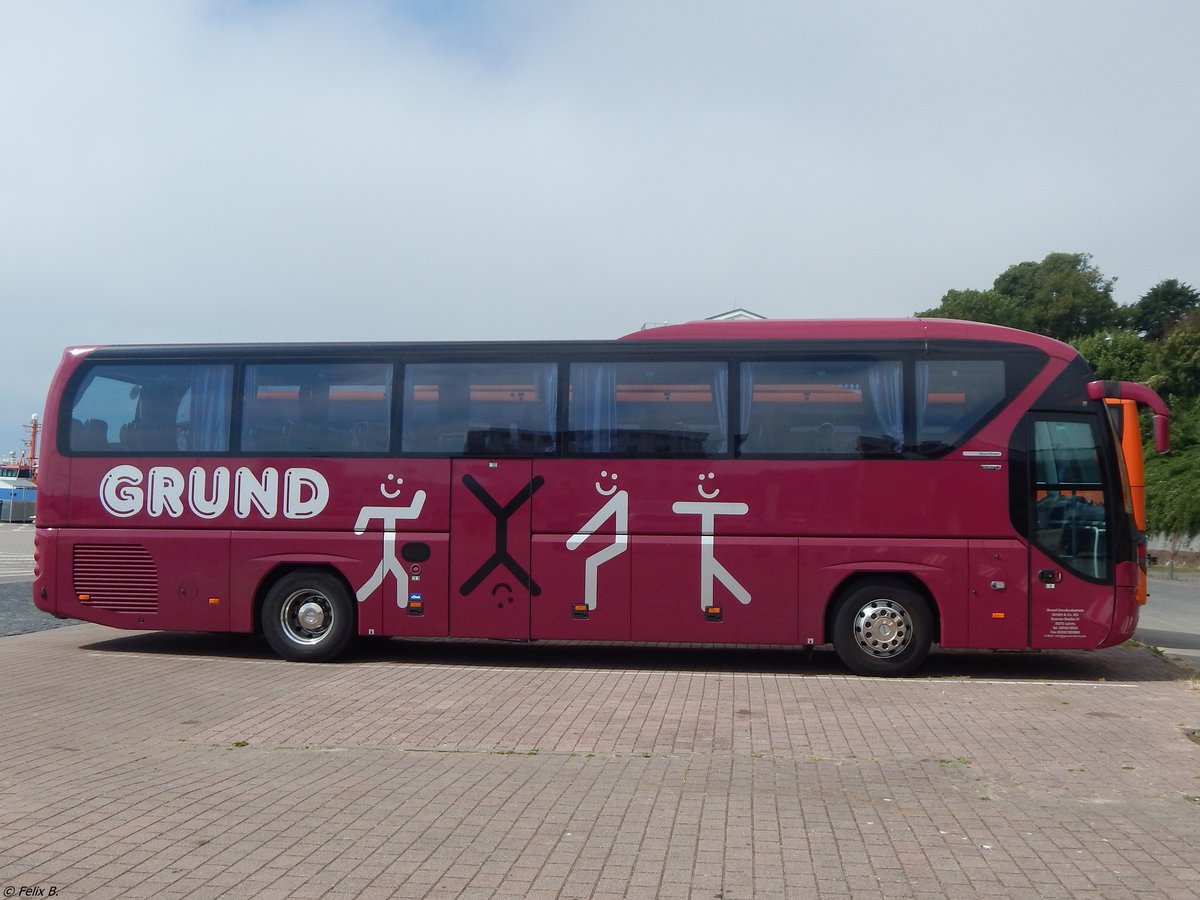 Neoplan Tourliner von Grund aus Deutschland im Stadthafen Sassnitz.
