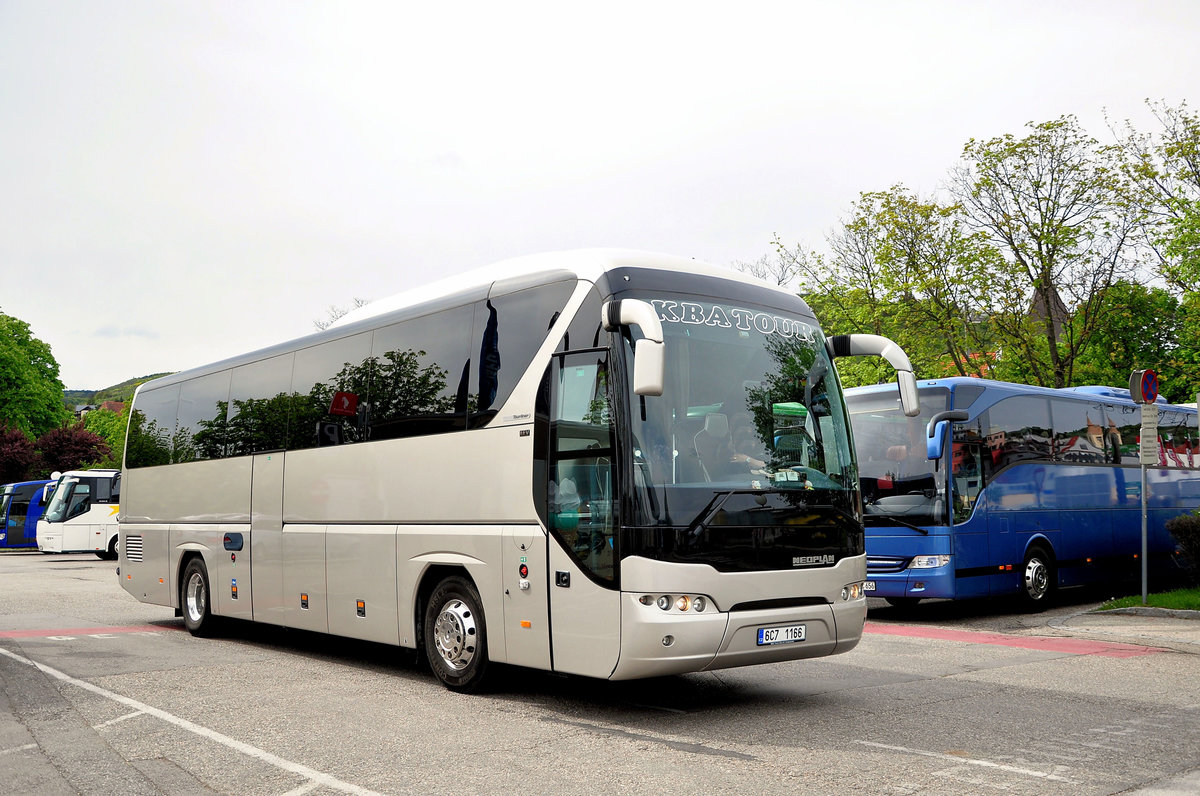 Neoplan Tourliner von K.B.A. Tour aus der CZ in Krems gesehen.