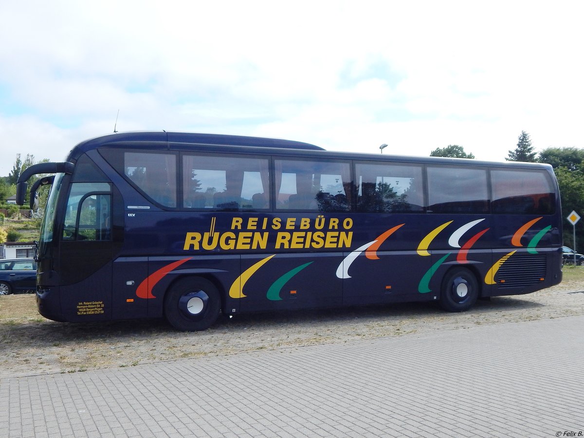 Neoplan Tourliner von Rügen Reisen aus Deutschland in Sassnitz.