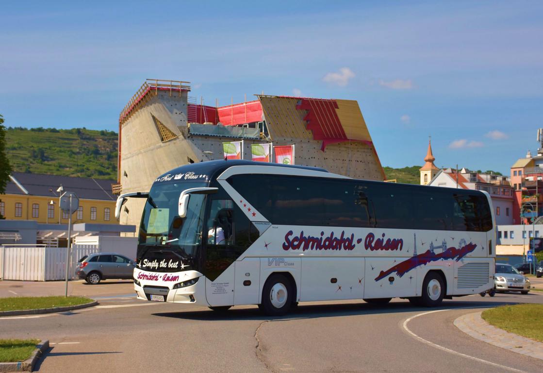 Neoplan Tourliner von Schmidatal Reisen aus �sterreich im Mai 2018 in Krems.