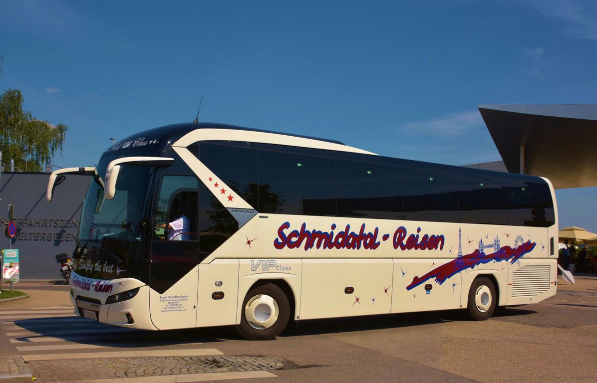 Neoplan Tourliner von Schmidatal Reisen aus �sterreich im Mai 2018 in Krems.