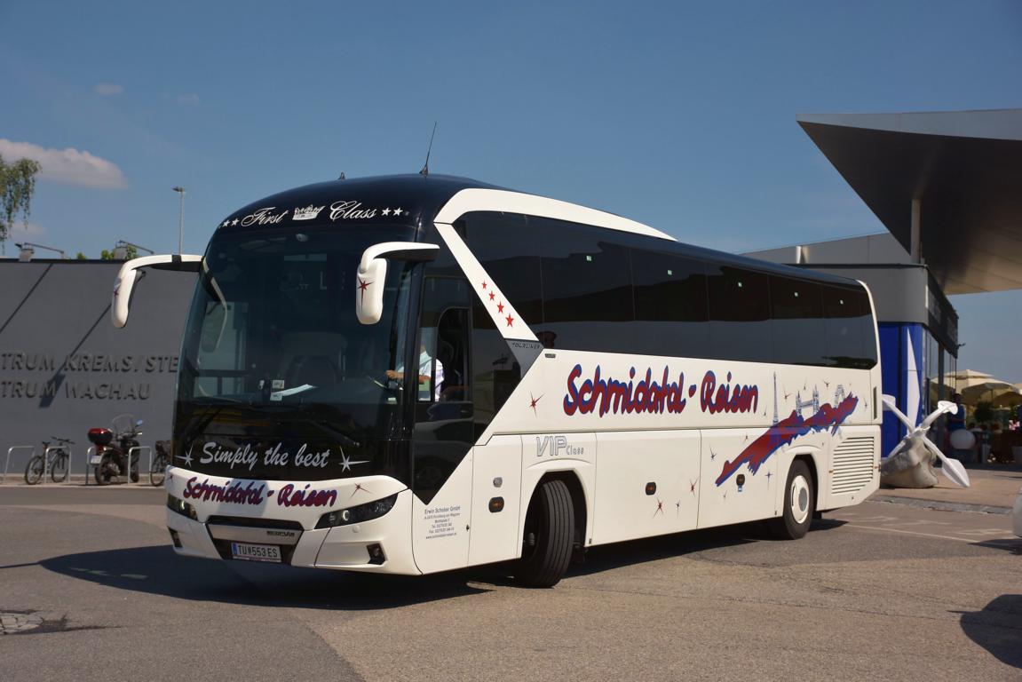Neoplan Tourliner von Schmidatal Reisen aus �sterreich im Mai 2018 in Krems.