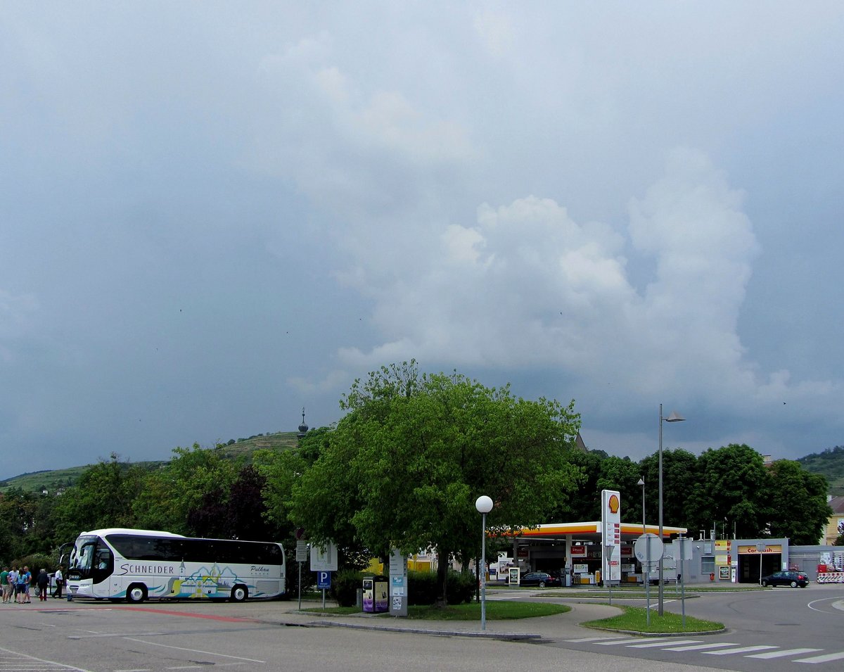 Neoplan Tourliner von Schneider Reisen aus Nieder�sterreich in Krems gesehen.