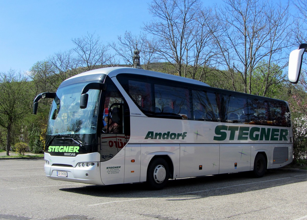 Neoplan Tourliner von Stegner Reisen aus �sterreich am 14.4.2015 in Krems.