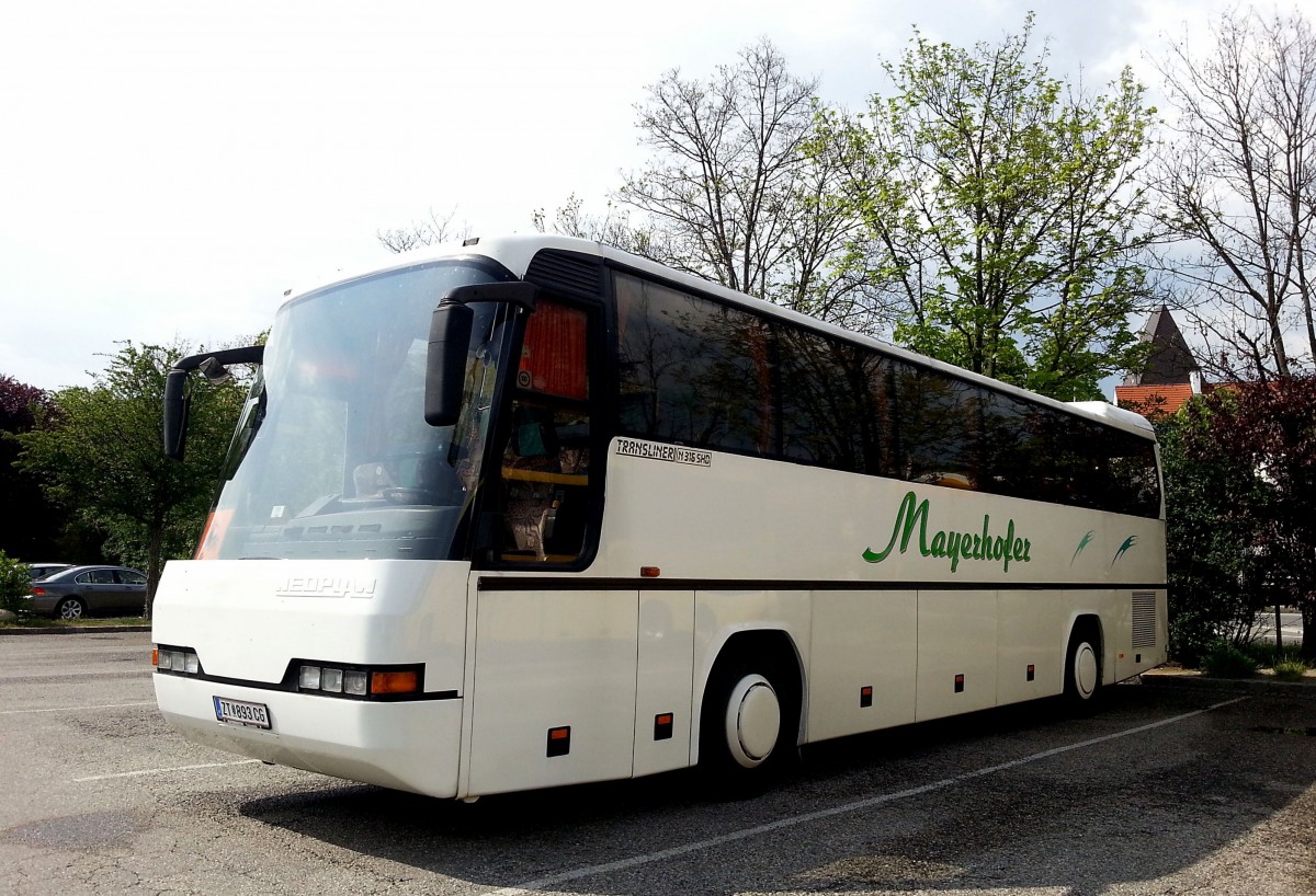 Neoplan Transliner von Mayerhofer Reisen aus �sterreich im April 2014 in Krems gesehen.