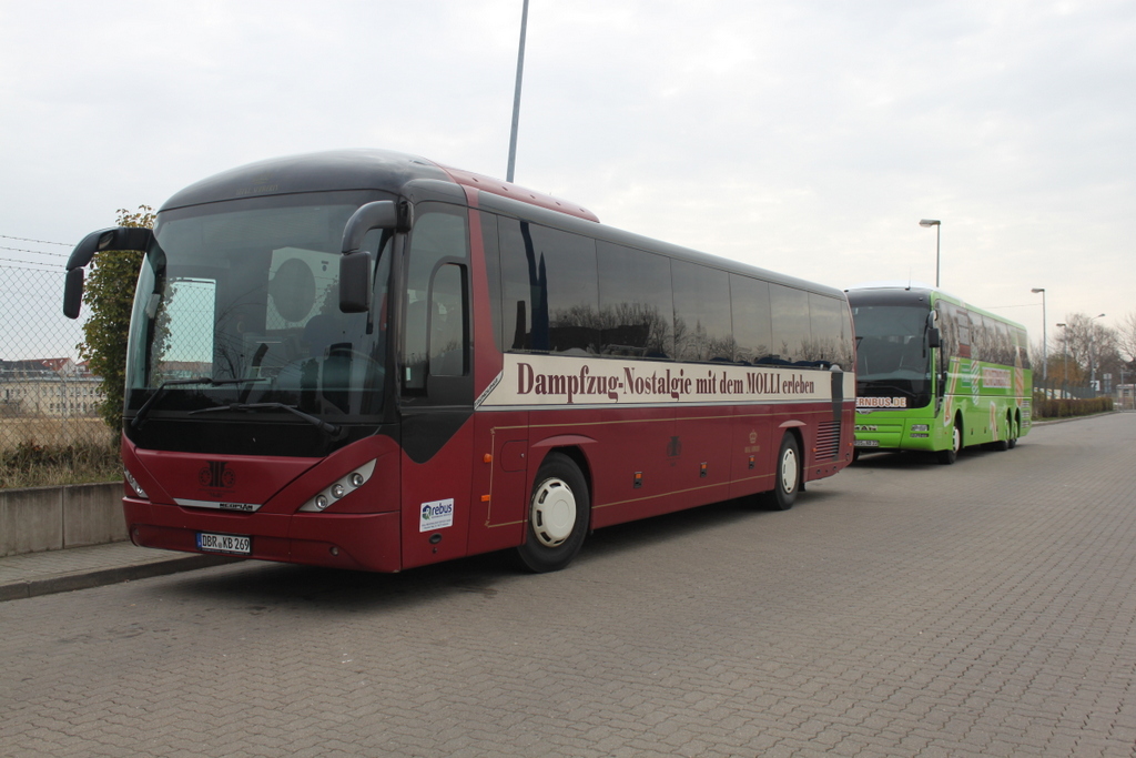 Neoplan Trendliner stand mit Werbung f�ir Die Mecklenburgische B�derbahn  Molli abgestellt in H�he Rostock Hauptbahnhof/S�d.03.04.2016