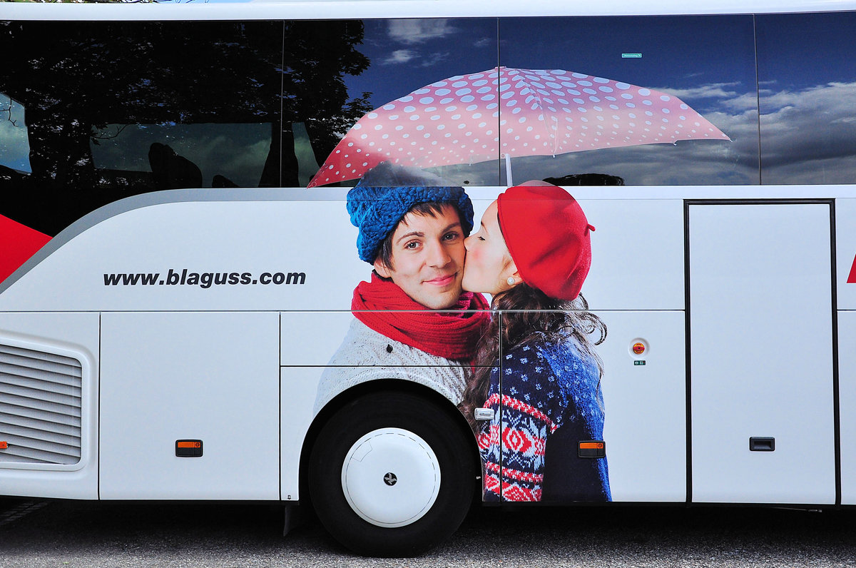 Nettes Au�endekor am Setra 517 HD von Blaguss Reisen aus Wien gesehen.