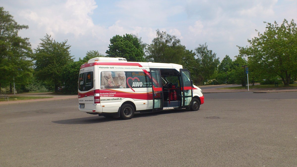 ....noch schnell durchl�ften bevor die Fahrg�ste aufgenommen werden....nochmal der Sprinter mit der AWO Werbung 