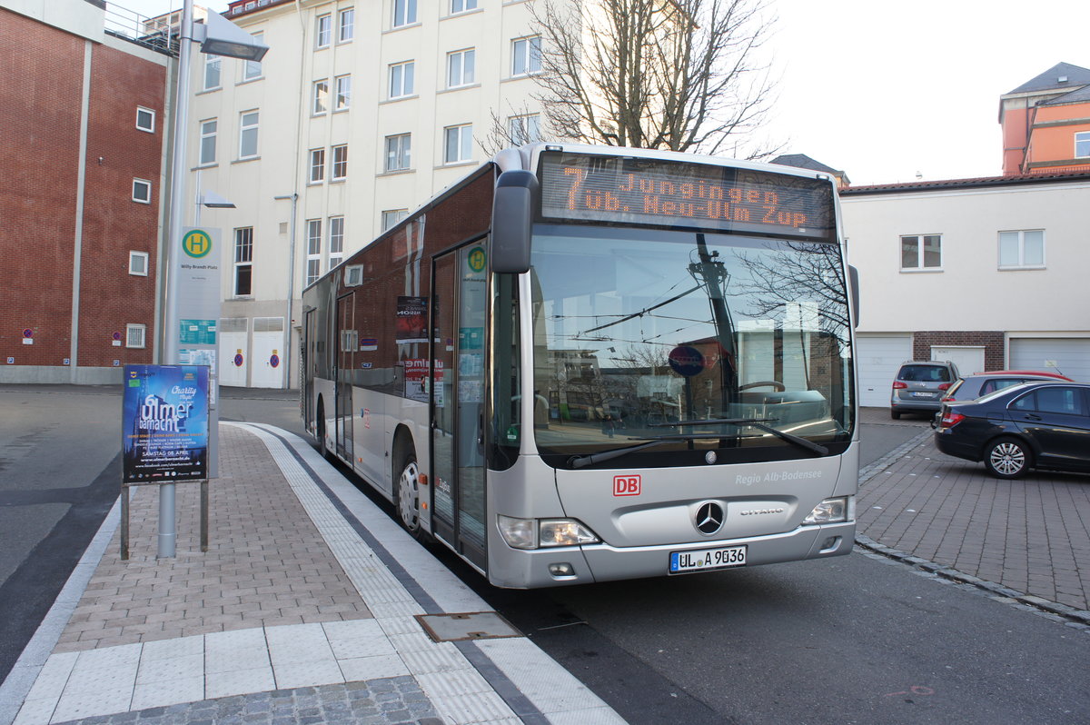 O530 Facelift Solo 3 T�rer steht am 25.3.2017 am Willy-Brandt-Platz und macht Pause.