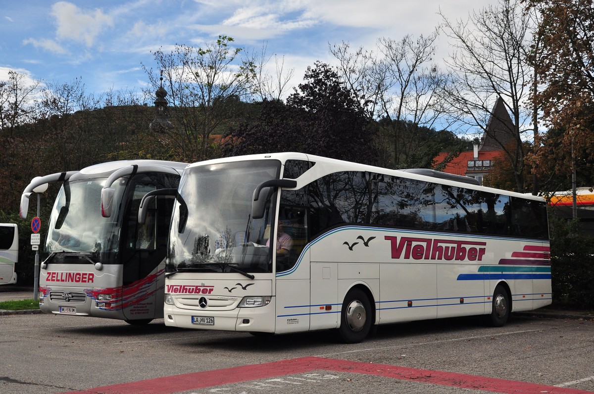 Rechts ein Mercedes Tourismo von Vielhuber Reisen aus der BRD am 21.9.2014 in Krems.Links ein MAN Lions Coach von Zellinger Reisen aus �sterreich.