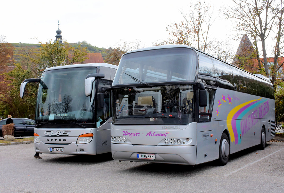Rechts ein Neoplan Cityliner von Wagner Reisen aus �sterreich und links ein Setra von Glas Reisen aus �sterreich.