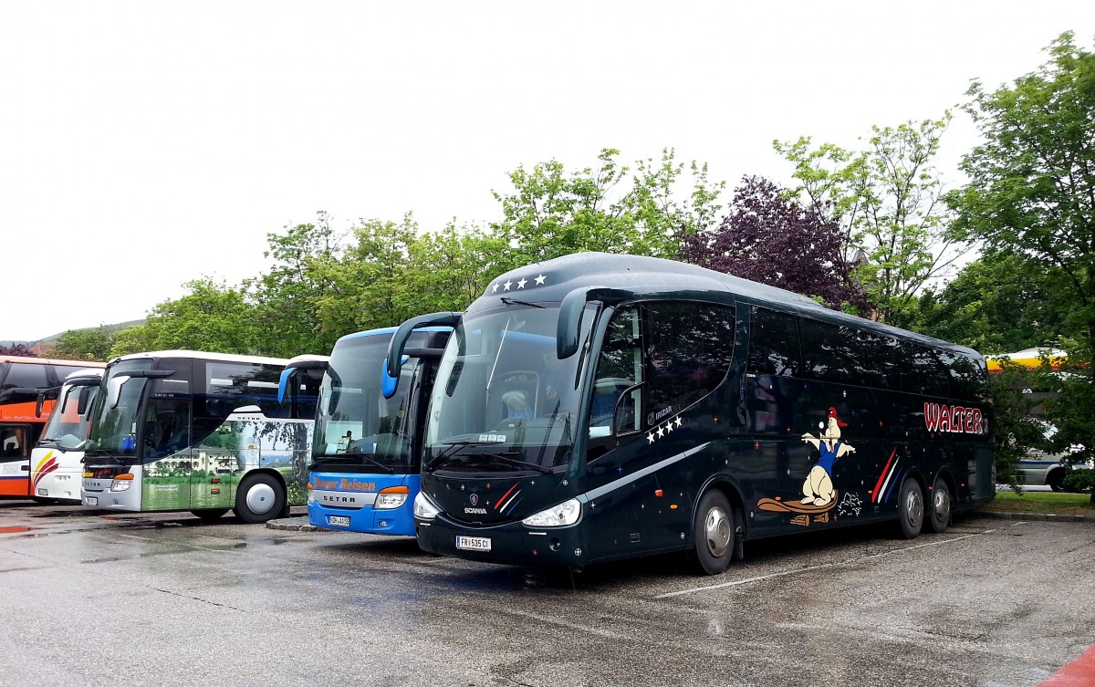 Rechts ein Scania Irizar von Walter Reisen aus �sterreich am 15.Mai 2014 in Krems gesehen.