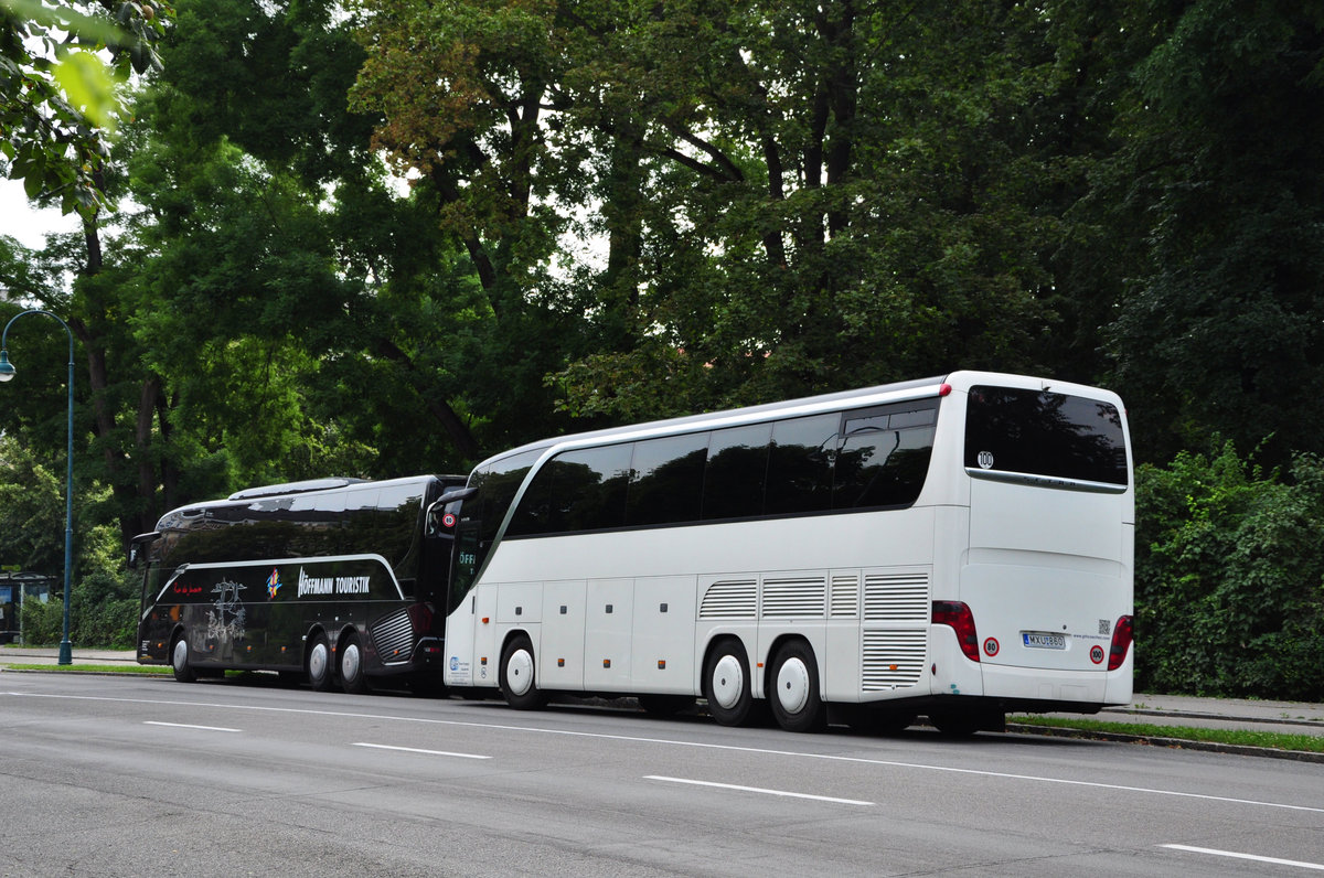 Rechts ein Setra 415 HDH von Global Travel Hungary und links ein Setra 517 HD von H�ffmann Reisen aus der BRD in Krems Gesehen.