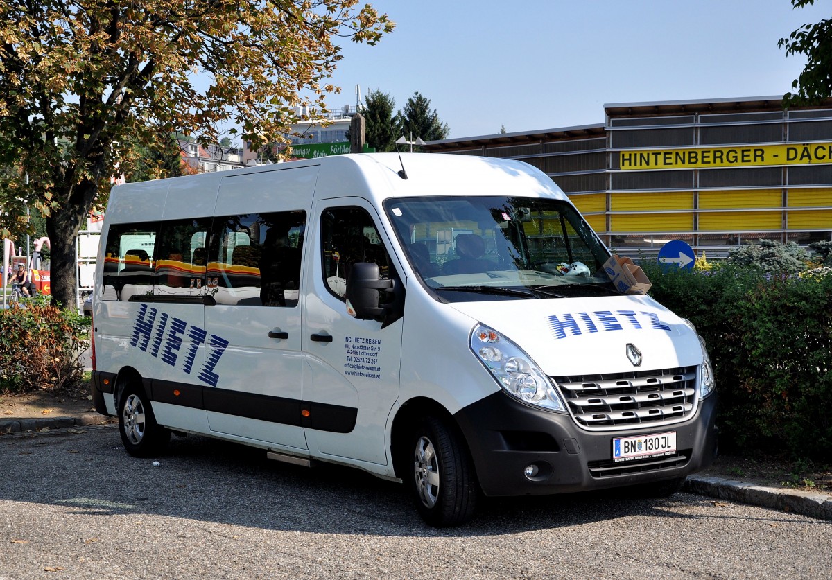 RENAULT Kleinbus von HIETZ Busreisen aus �sterreich am 31.8.2013 in Krems.