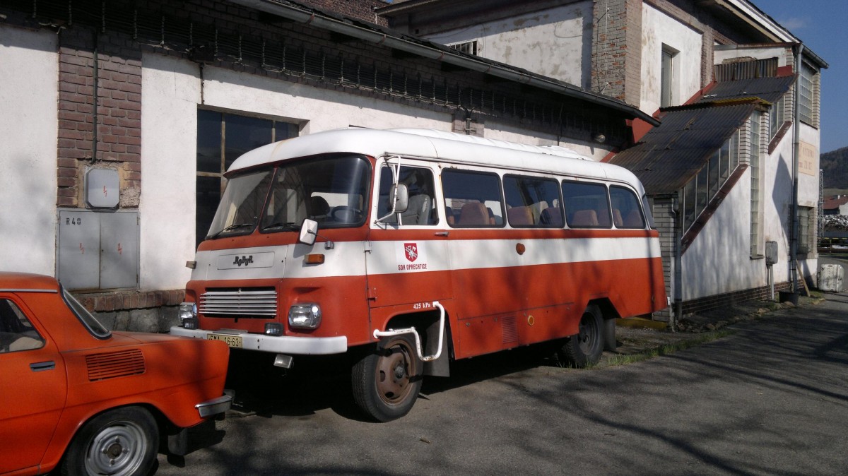 ROBUR-Bus LO 3000 (baujahre 1975)Transport f�r Feuerwehrleute am 28.3.2012 im kleine technischen Museum Zdice bei Beroun. Zug-Depot Zdice.
