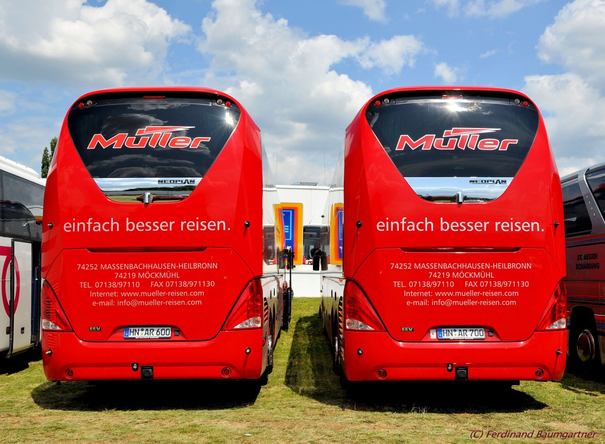 R�ckansicht von 2 NEOPLAN STARLINER von M�LLER Reisen aus Deutschland am 13.7.2013 in Krems gesehen.