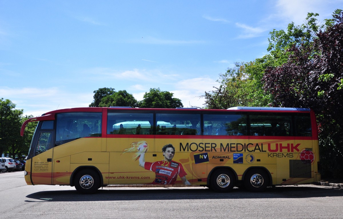 Scania Century vom Busunternehmen Zupanac aus Nieder�sterreich im Juni 2015 in Krems gesehen.