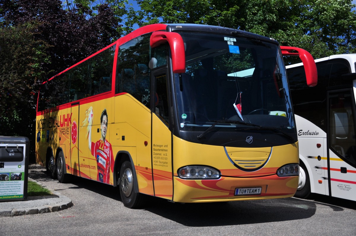 Scania Century vom Busunternehmen Zupanac aus Nieder�sterreich im Juni 2015 in Krems gesehen.