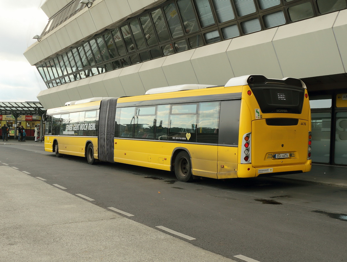 Scania Citywide der BVG an der Vorfahrt des Flughafen Berlin Tegel am 24. Oktober 2020.