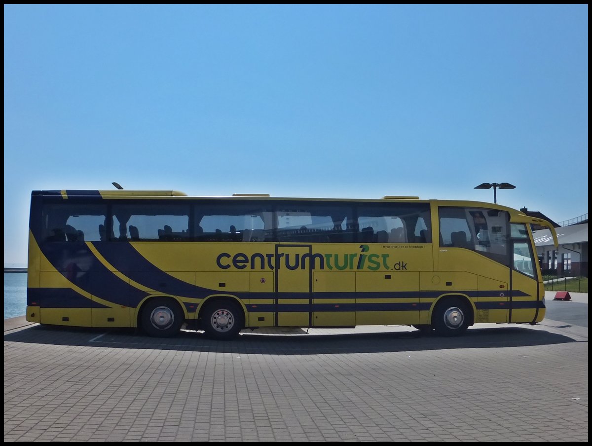 Scania Irizar von CentrumTurist aus D�nemark im Stadthafen Sassnitz.