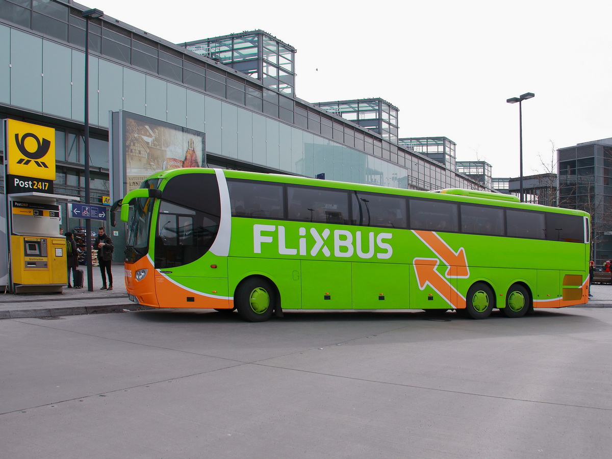 Scania OmniExpress 'FLIXBUS - Firma Gradliner - am 30. M�rz 2018 am Bahnhof Berlin S�dkreuz. 
