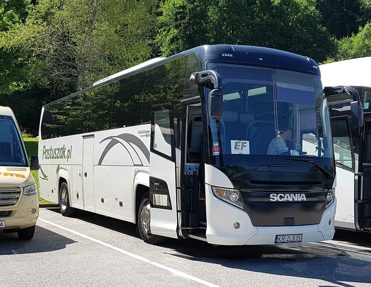 Scania von PASTUSZAK aus Polen steht auf dem Busplatz am K�nigsee im Juli 2022