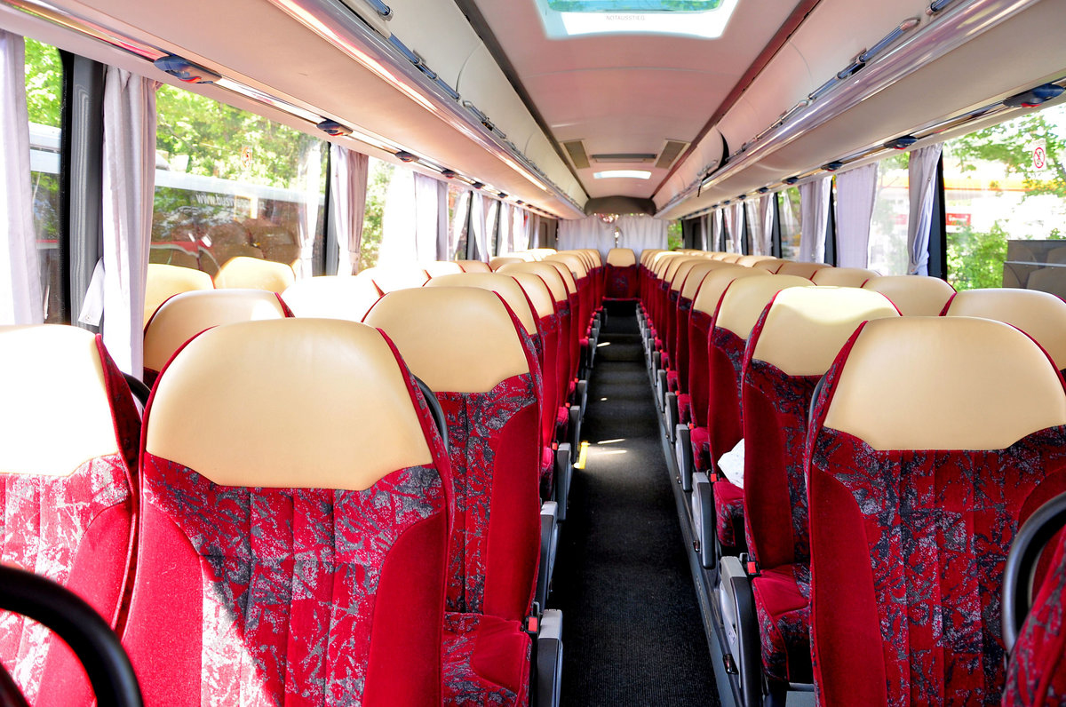 Sch�ne Sitze im schon seltenen Bus Temsa Diamond aus Ungarn in Krems gesehen.