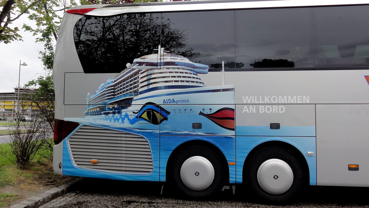 Sch�nes Seitendekorbild am Setra 516 HDH von Sramek Reisen aus Wien,in Krems gesehen.