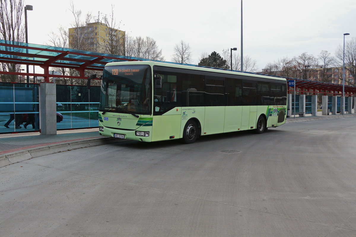 Seitenansicht eines Linienbus nach Franzensbad im Busbahnhof Cheb vor dem  Bahnhof Cheb 
der Karlovy Vary, Autobusy Karlovy Vary a.s. am 21. Februar 2019.