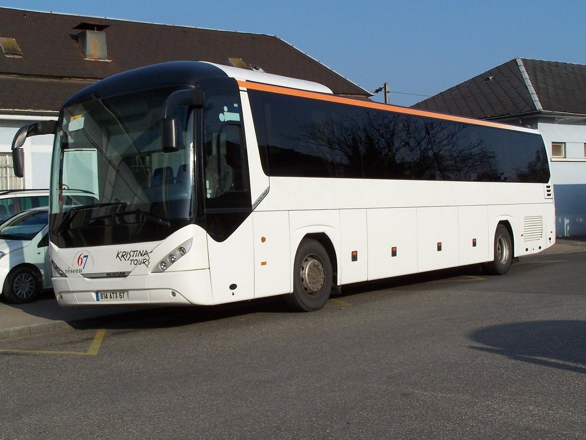 Selestat - 8. August 2011 : Neoplan Trendliner vor dem Bahnhof.
