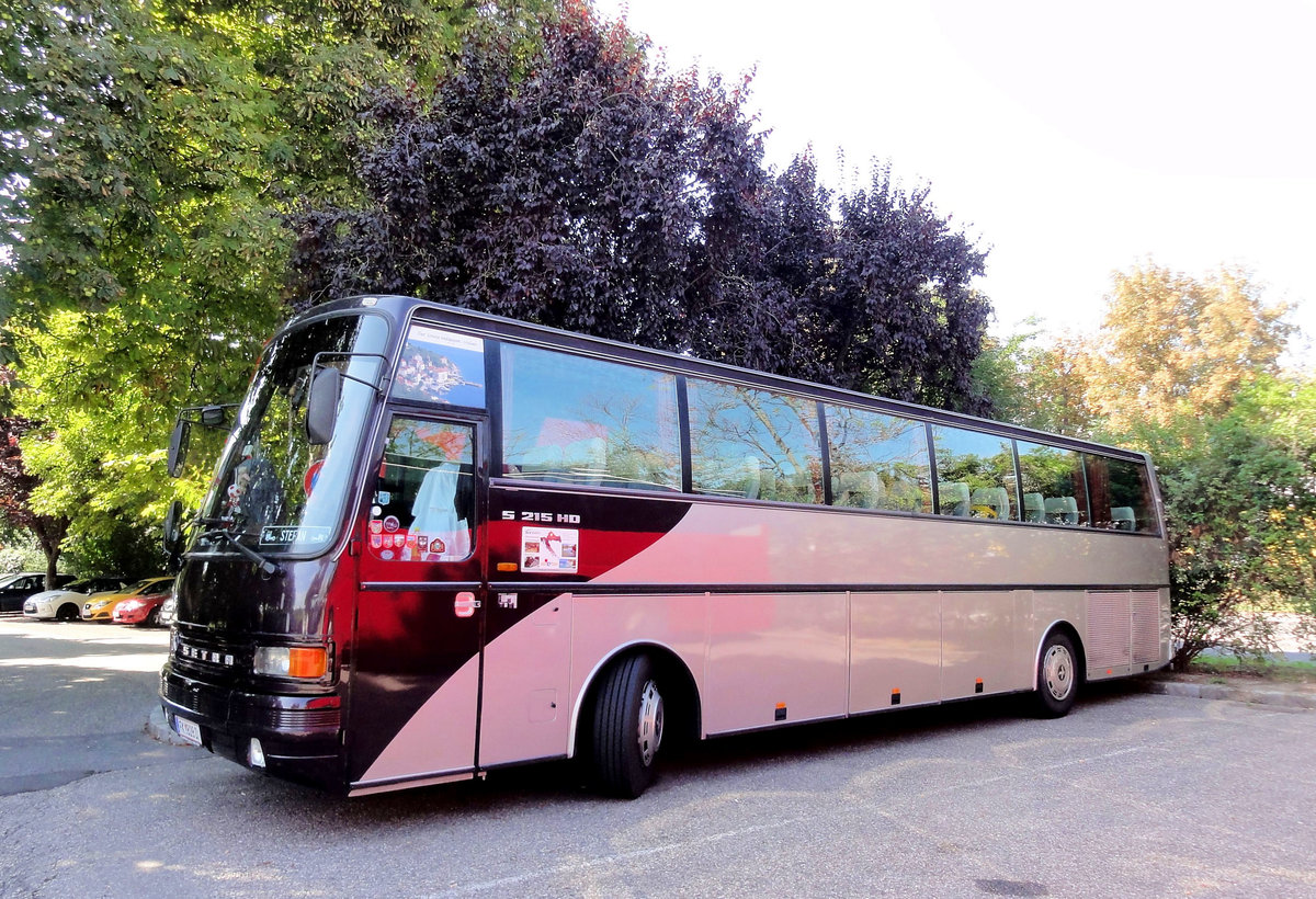 Setra 215 HD aus �sterreich in Krems gesehen.