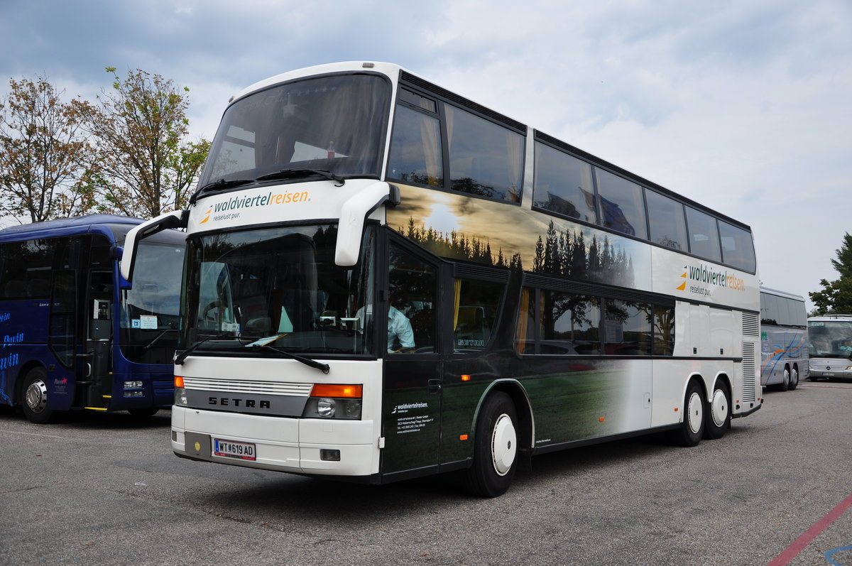 Setra 300er-Serie von  Waldviertelreisen  Rieder aus Nieder�sterreich in Krems gesehen.