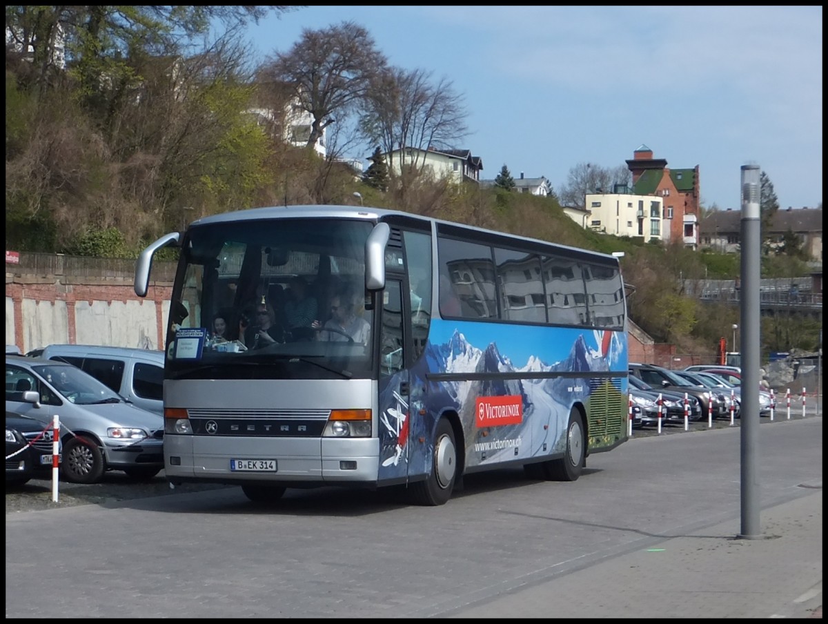Setra 312 HD von Omniko Reisen aus Deutschland (ex Ruffiner/Schweiz) im Stadthafen Sassnitz.