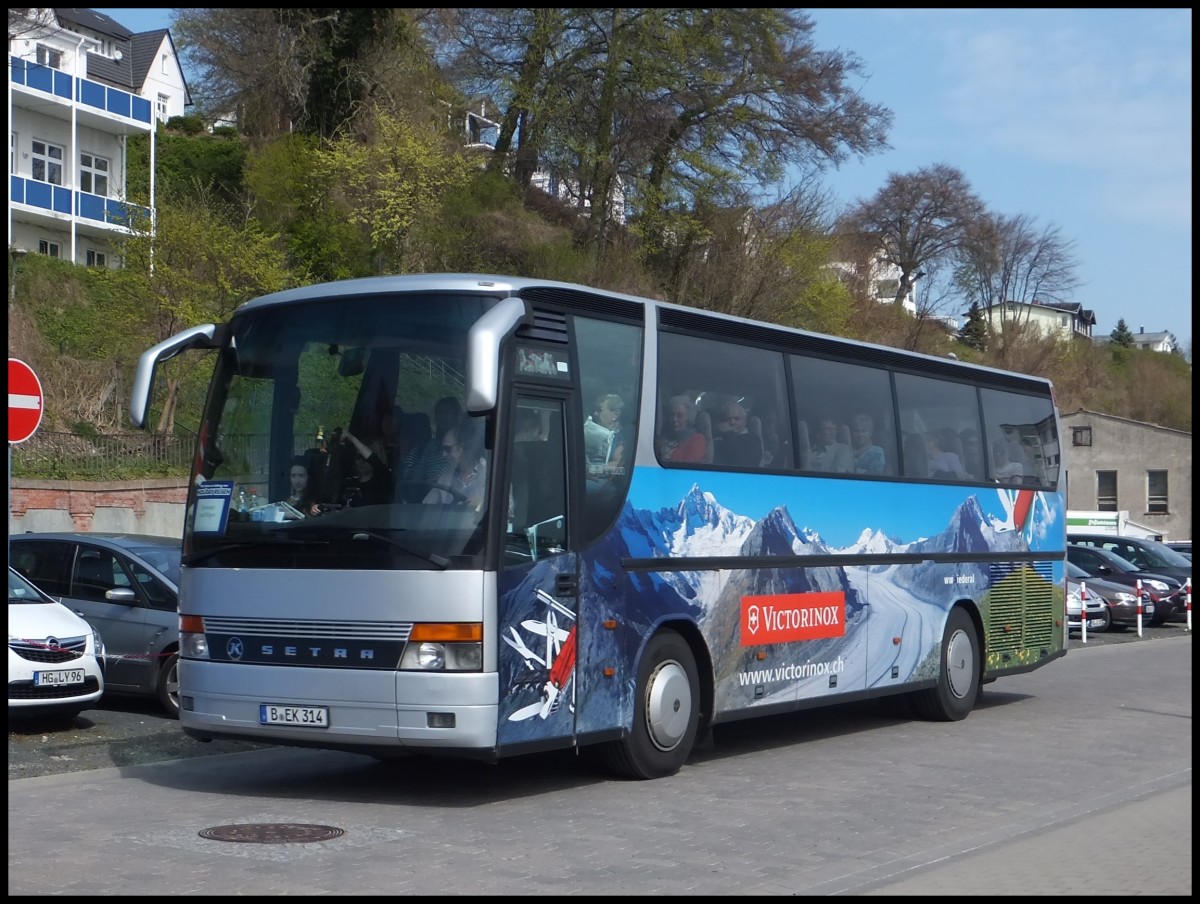 Setra 312 HD von Omniko Reisen aus Deutschland (ex Ruffiner/Schweiz) im Stadthafen Sassnitz.