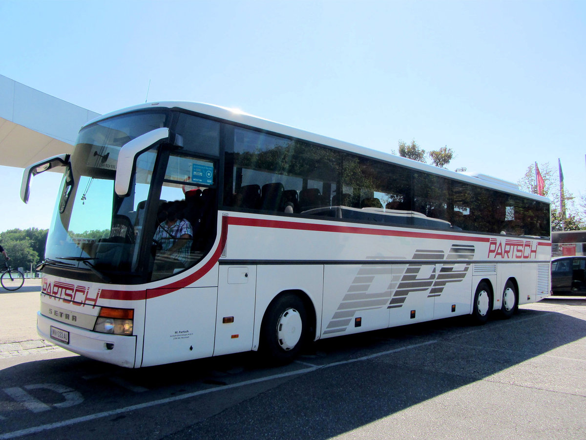 Setra 317 GT-HD von Partsch Reisen aus �sterreich in Krems gesehen.