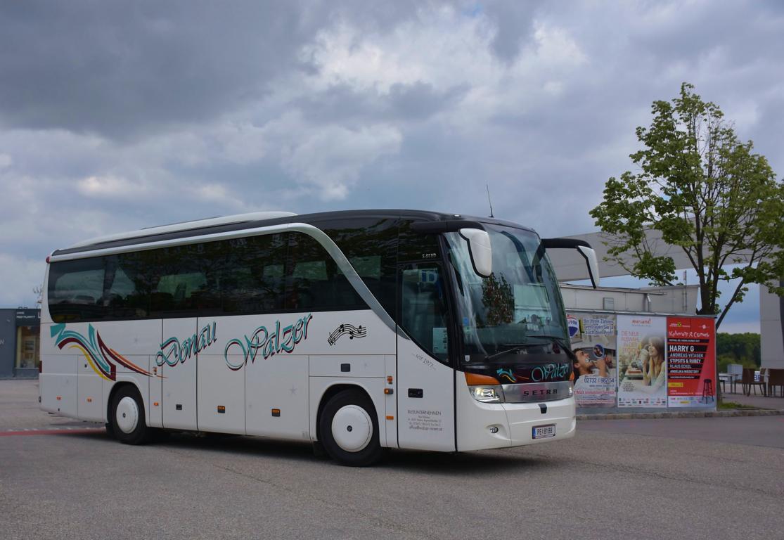 Setra 411 HD vom Busunternehmen WALZER aus Ober�sterreich in Krems.