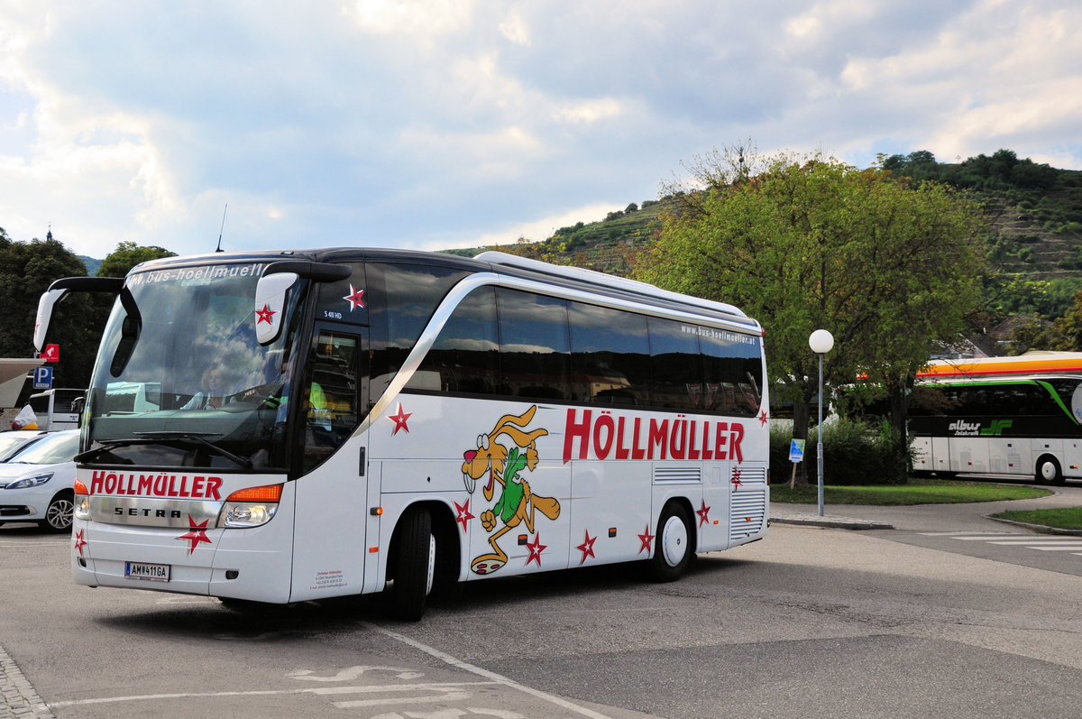 Setra 411 HD von H�llm�ller Reisen aus Nieder�sterreich in Krems unterwegs.