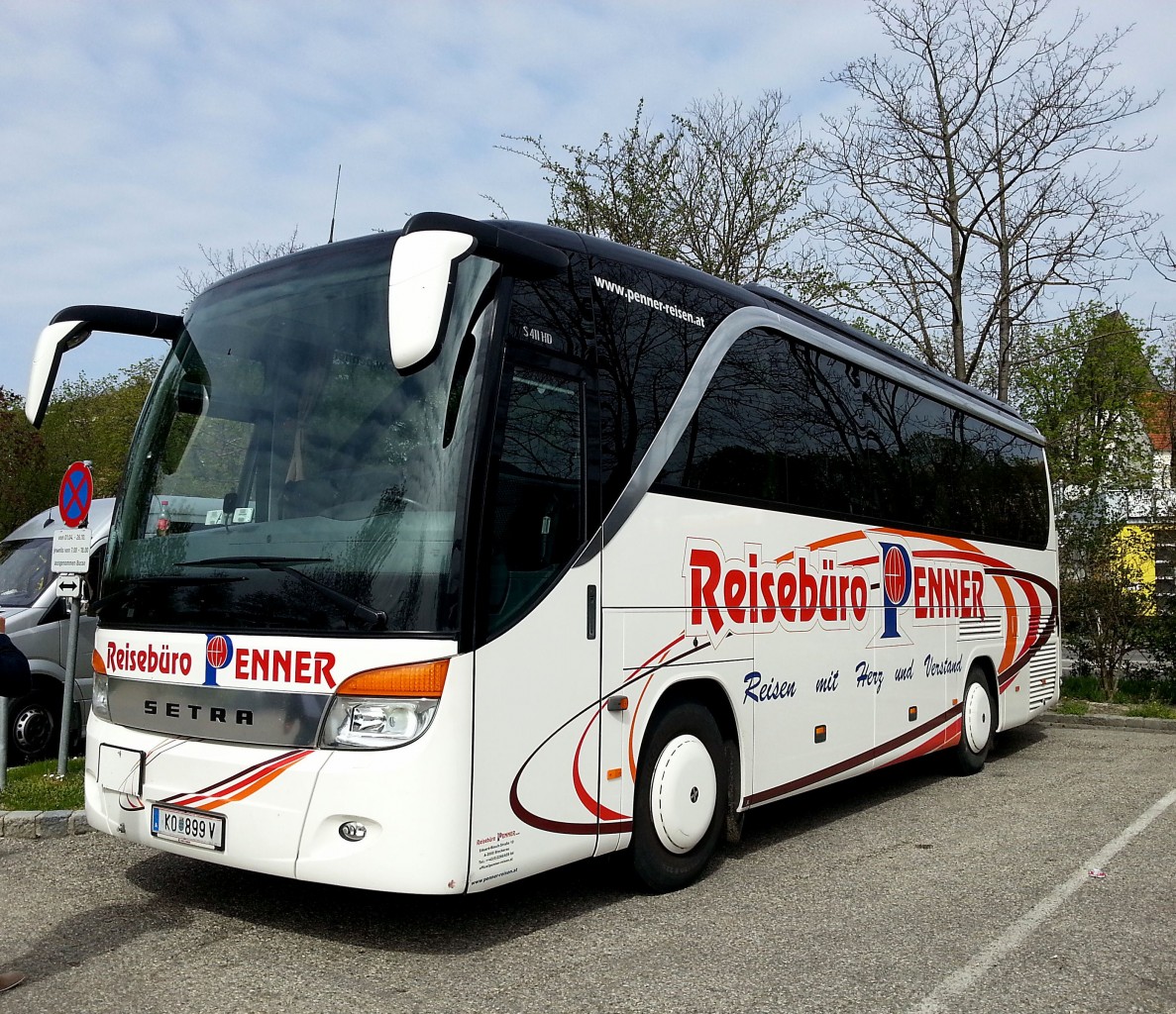 Setra 411 HD vom Reiseb�ro Penner aus Nieder�sterreich am 14.4.2015 in Krems.
