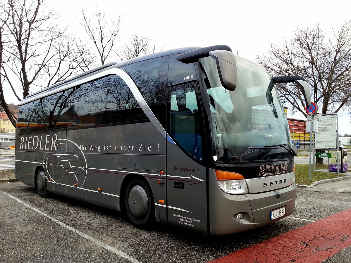 Setra 411 HD von Riedler Busreisen aus �sterreich im Dez.2013 in Krems gesehen.